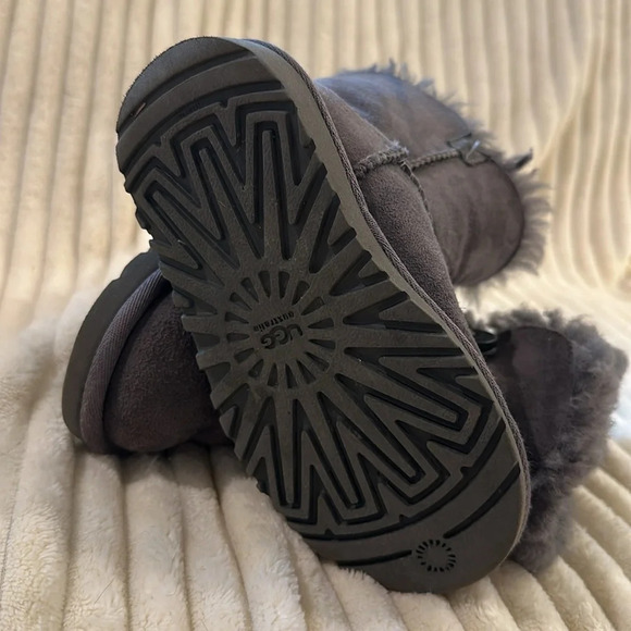 UGG - Classic Bailey Button Boots. Size 9 - Picture 6 of 8